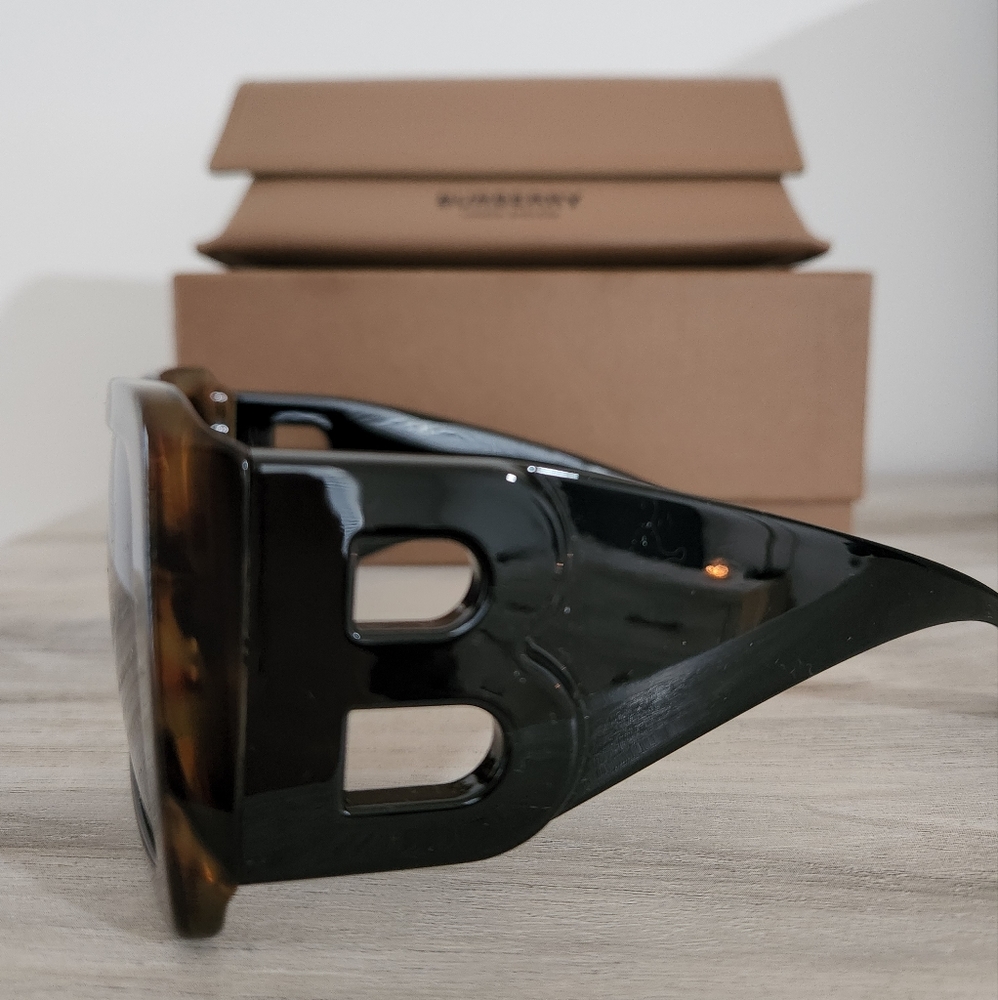 BURBERRY SUNGLASSES